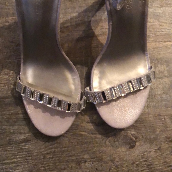 GORGEOUS NWOT Candies heels - Picture 3 of 4